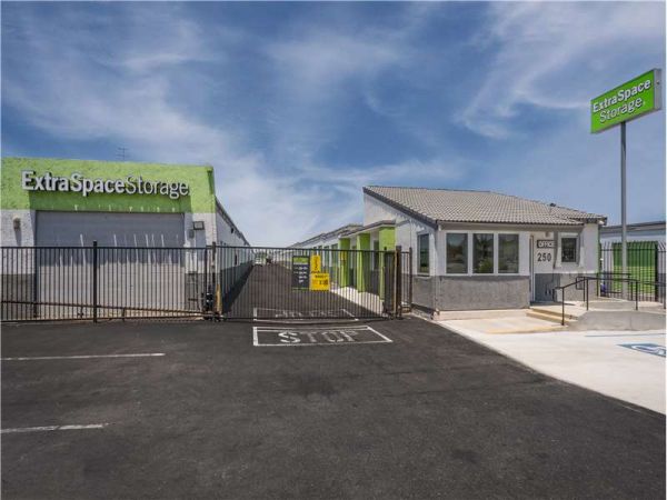 Extra Space Storage - 8283 - Corona - Cota St