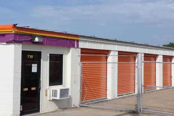 Public Storage - Topeka - 710 SE 8th Ave
