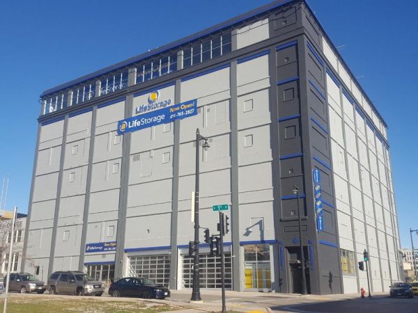 Extra Space Storage - 4210 - Milwaukee - Saint Paul Ave