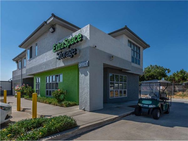 Extra Space Storage - 1539 - Van Nuys - 15101 Raymer St