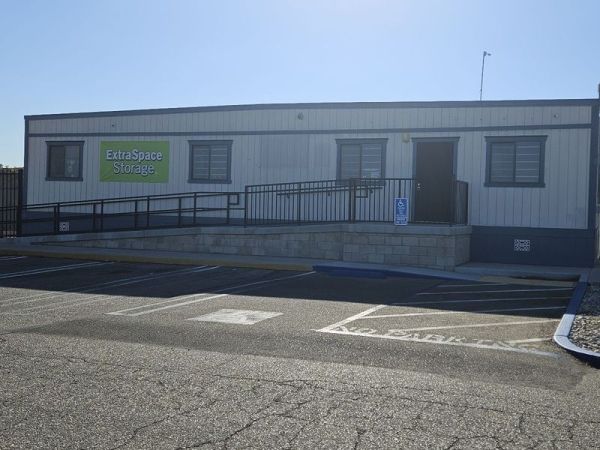 Extra Space Storage - 6507 - Hesperia - Bear Valley Rd