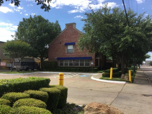 Extra Space Storage - 3764 - Dallas -13820 Montfort Dr.