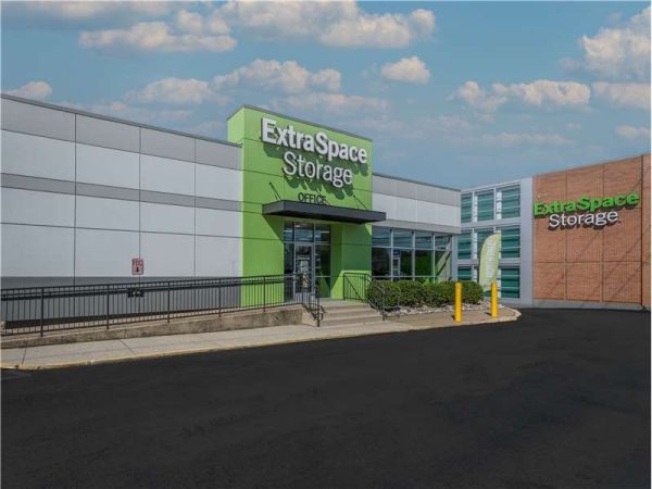 Extra Space Storage - 0552 - Bethesda - River Rd