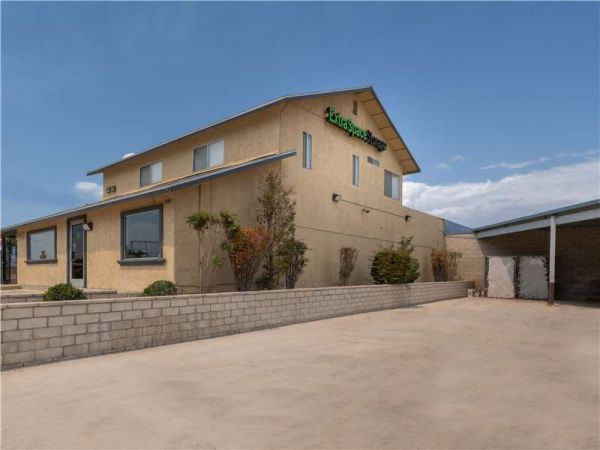 Extra Space Storage - 8527 - Hesperia - Walnut Street
