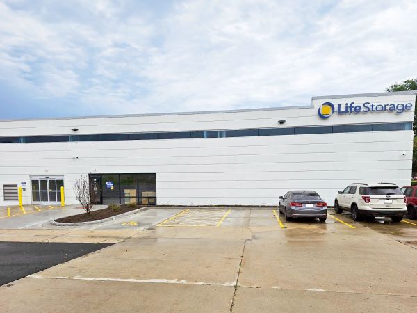 Extra Space Storage - 4181 - Lake Bluff - Albrecht Dr