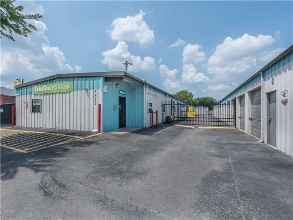 Extra Space Storage - 7456 - Fort Worth - Camp Bowie W Blvd