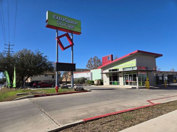 Extra Space Storage - 2225 - San Antonio - 6075 De Zavala Rd