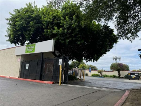 Extra Space Storage - 6535 - Hayward - 26869 Mission Blvd